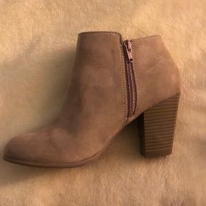 Old navy light beige sueded booties women’s size 7